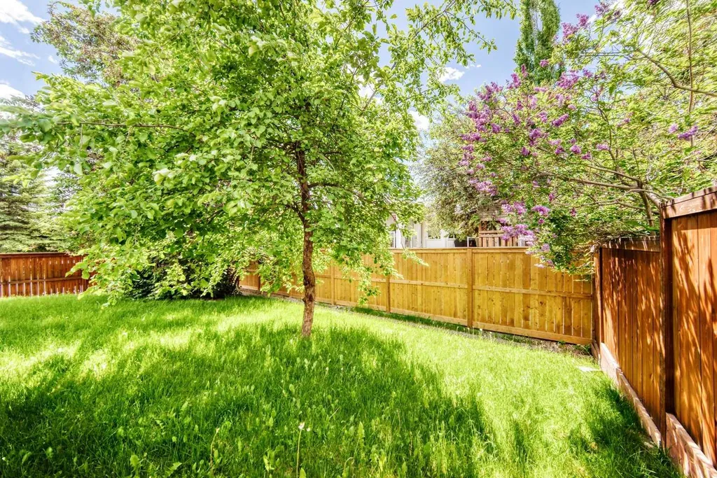 112 Christie Park Manor SW Calgary AB T3H 2E8