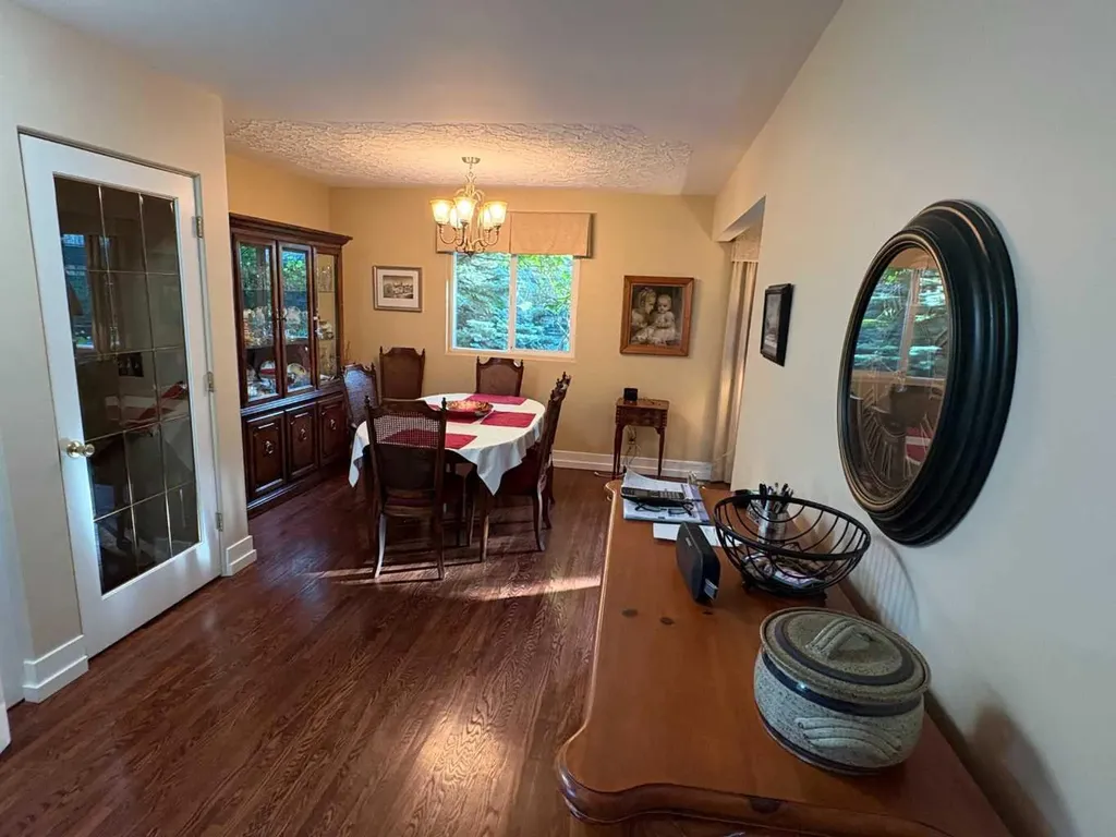 55 Kelvin Place SW Calgary AB T2V 2L2