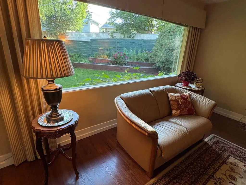 55 Kelvin Place SW Calgary AB T2V 2L2