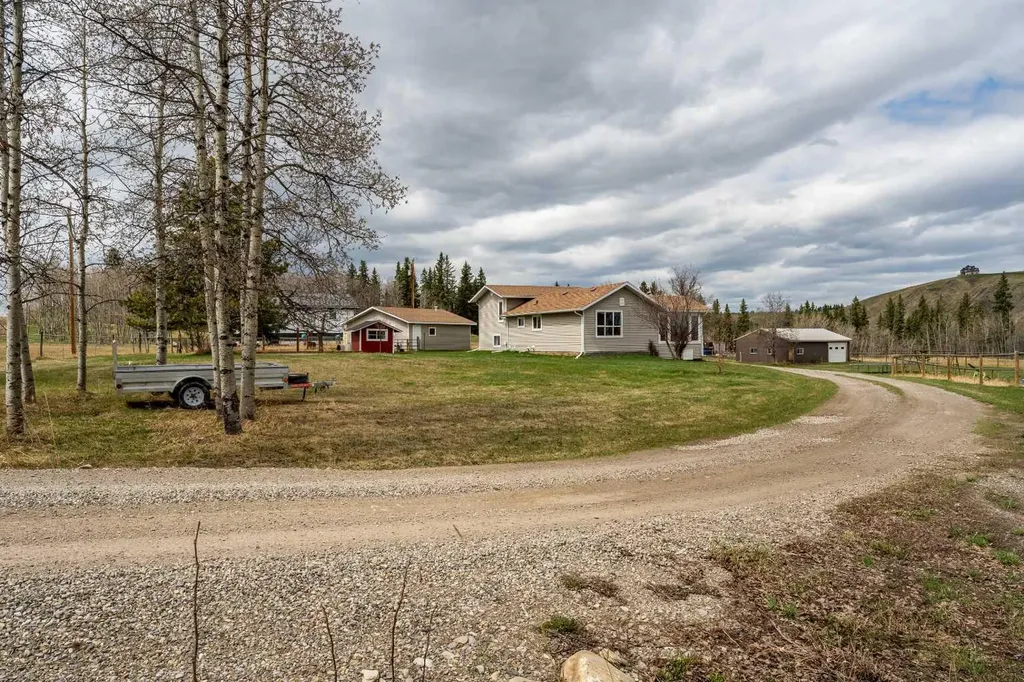 370 16 Avenue Diamond Valley AB T0L 2A0
