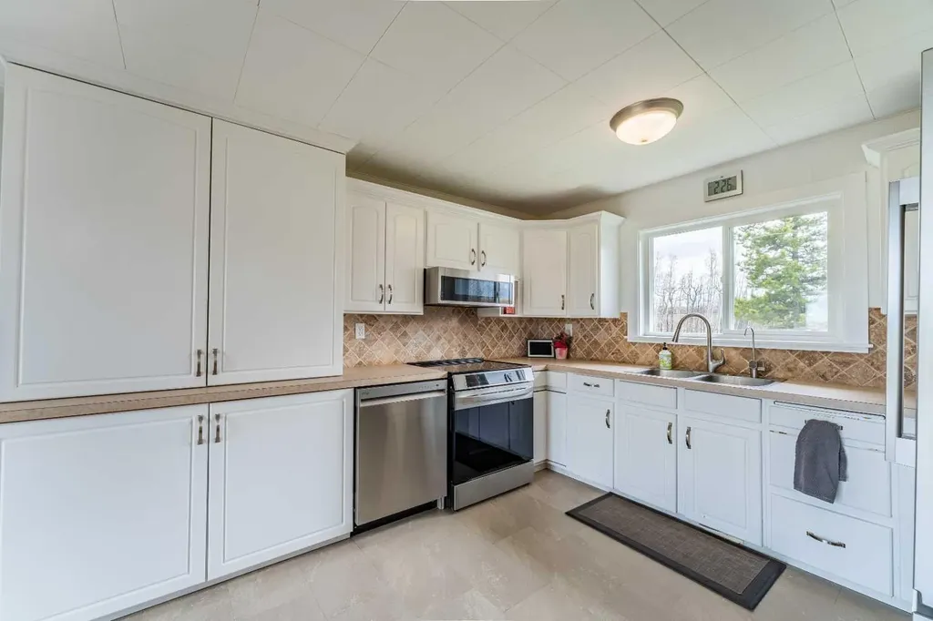 370 16 Avenue Diamond Valley AB T0L 2A0