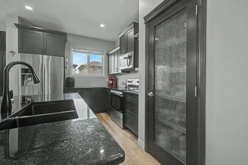 194 Legacy Mews SE Calgary AB T2X 0Y5