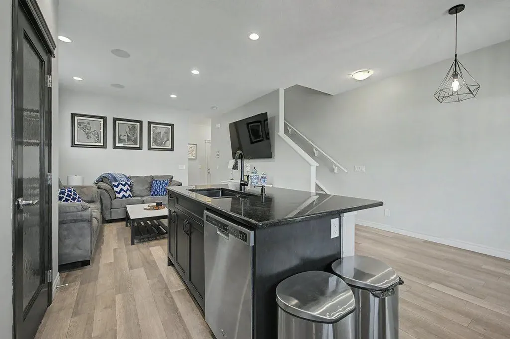 194 Legacy Mews SE Calgary AB T2X 0Y5