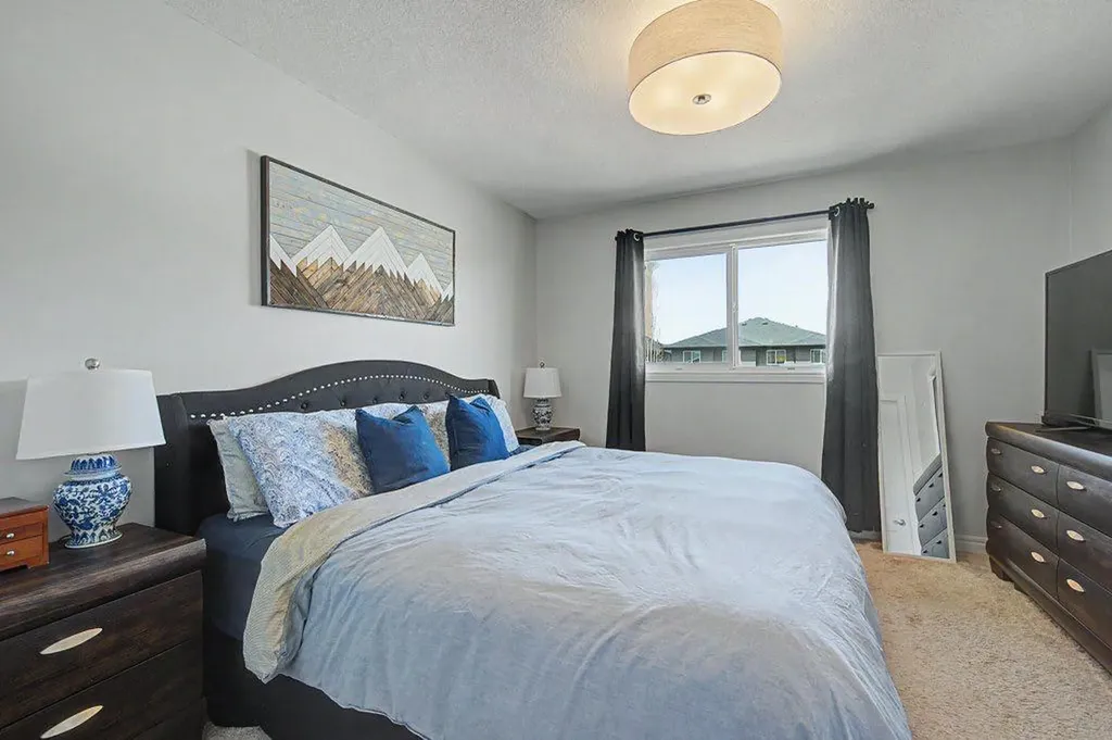 194 Legacy Mews SE Calgary AB T2X 0Y5