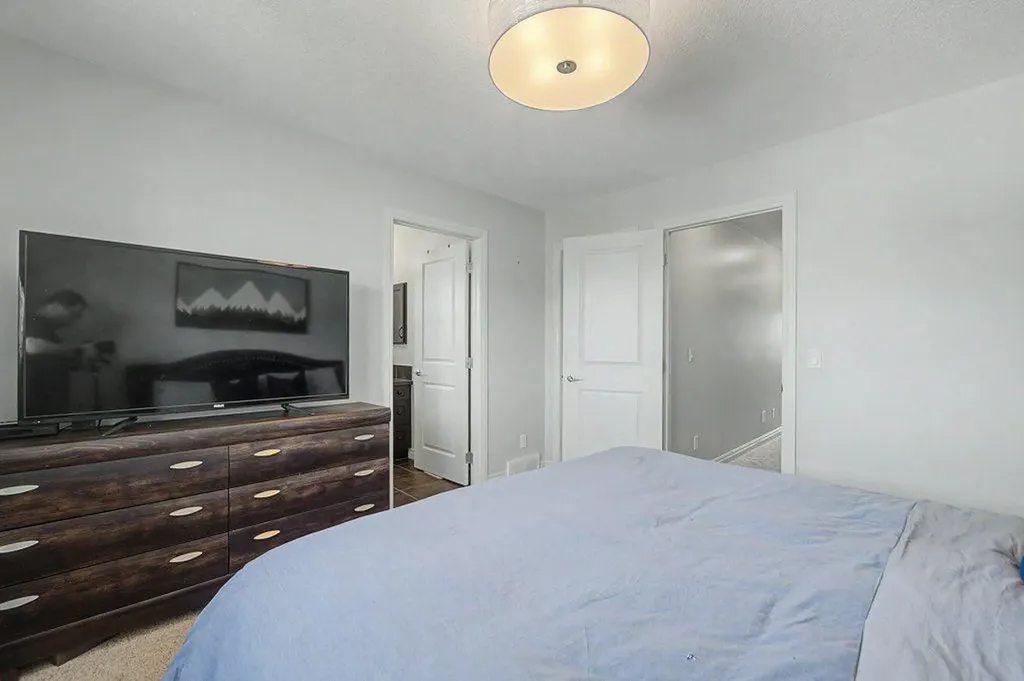 194 Legacy Mews SE Calgary AB T2X 0Y5
