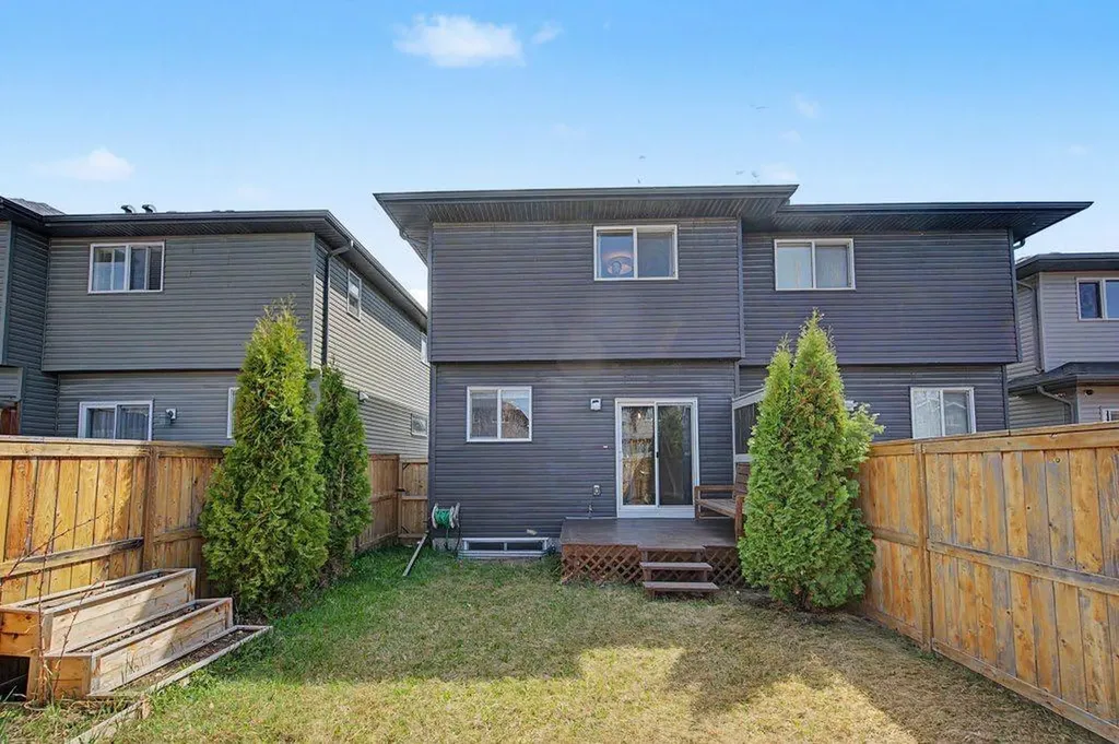 194 Legacy Mews SE Calgary AB T2X 0Y5