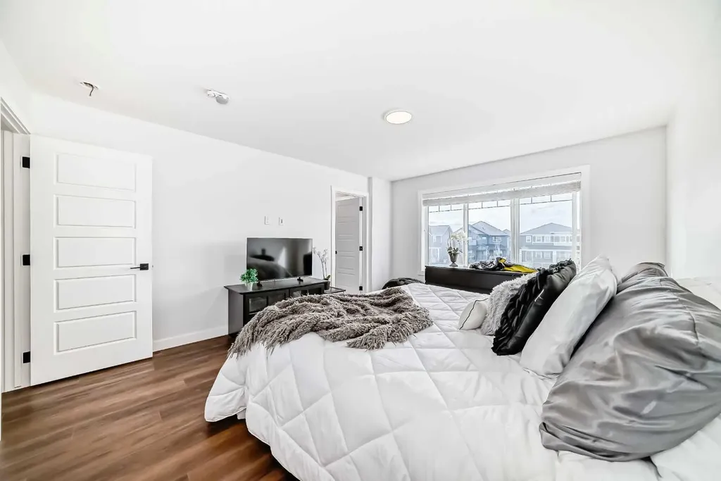 29 Midgrove Lane SW Airdrie AB T4B 5H2