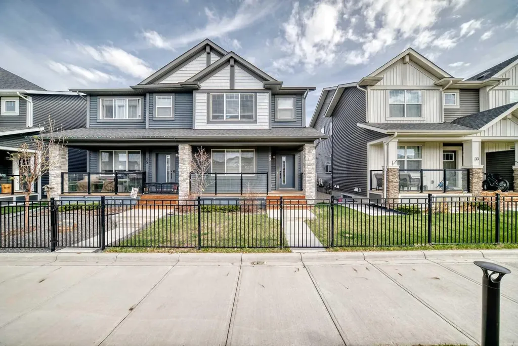 29 Midgrove Lane SW Airdrie AB T4B 5H2