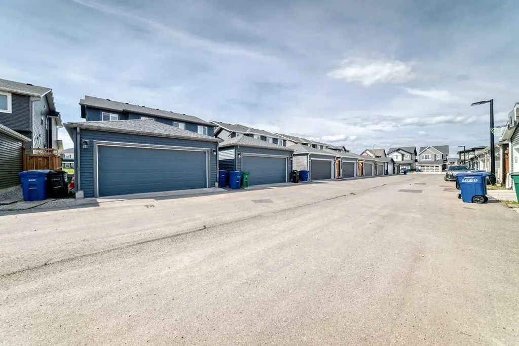 29 Midgrove Lane SW Airdrie AB T4B 5H2