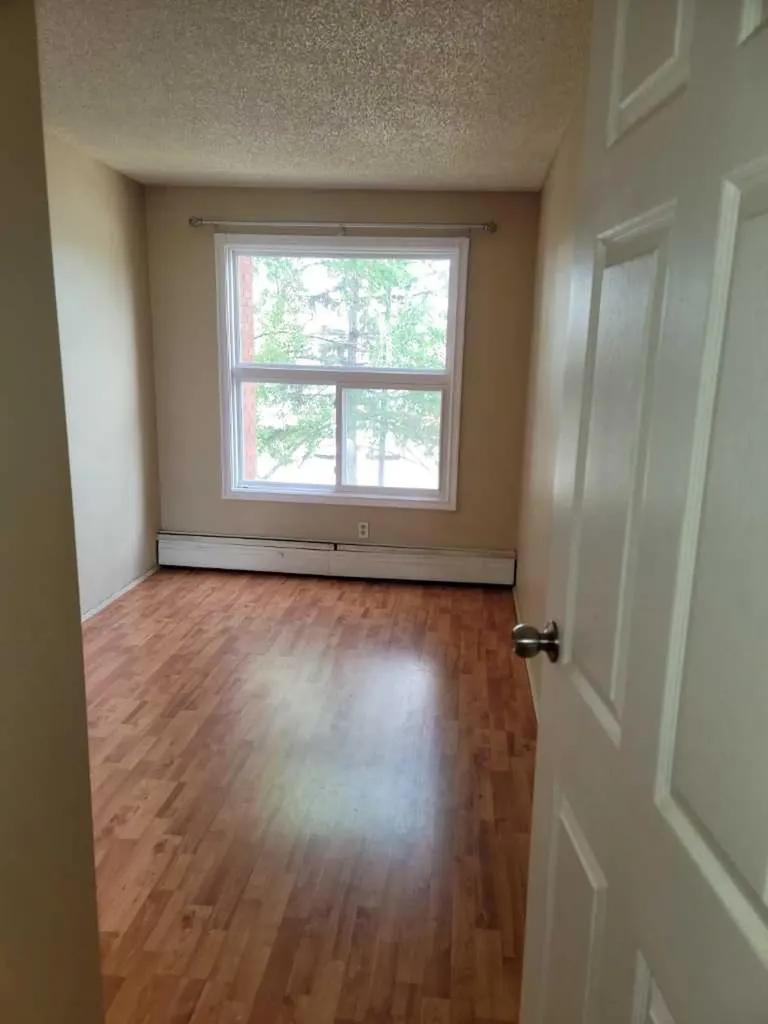 1712 38 Street SE Calgary AB t2a1h1
