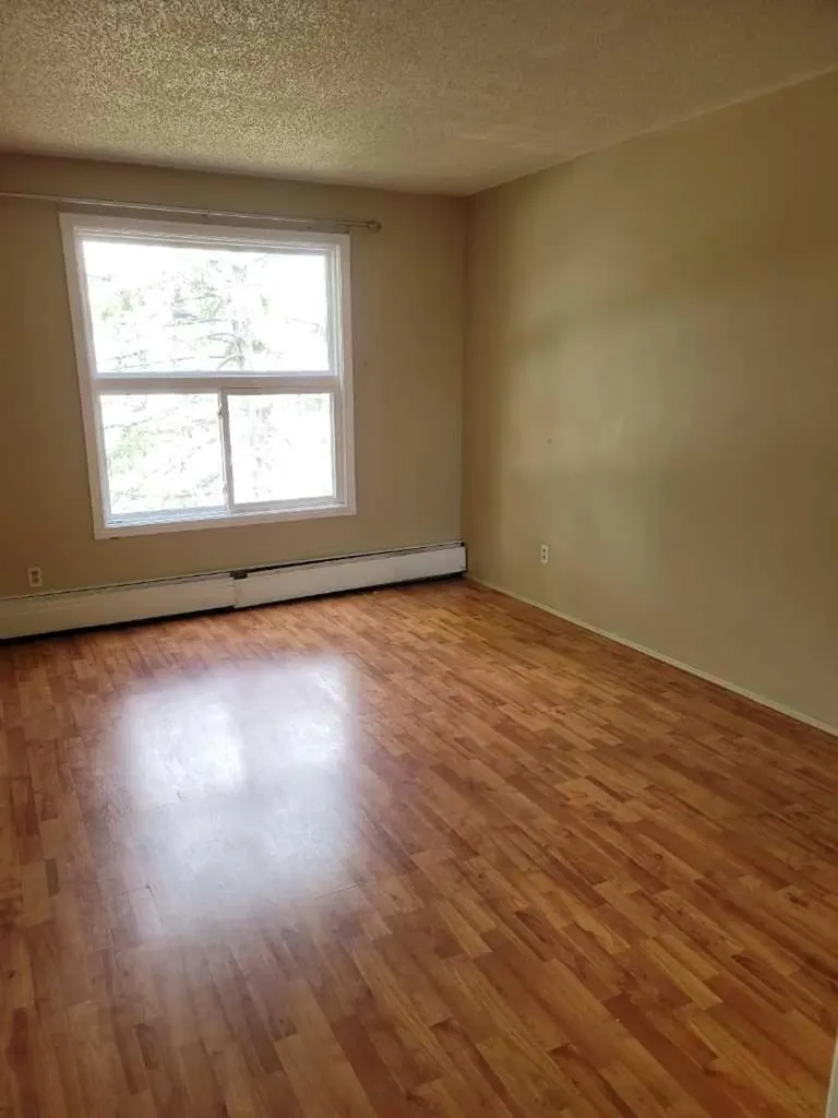 1712 38 Street SE Calgary AB t2a1h1