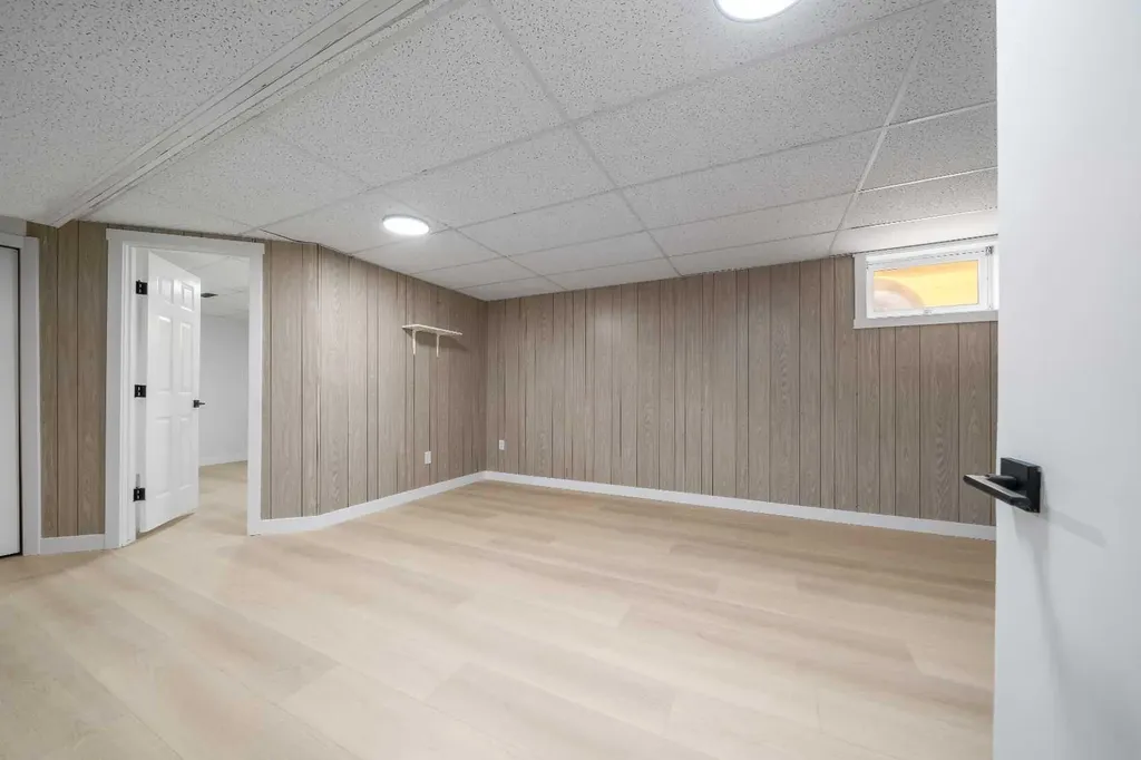 476 18 Street NE Medicine Hat AB T1C 1G1