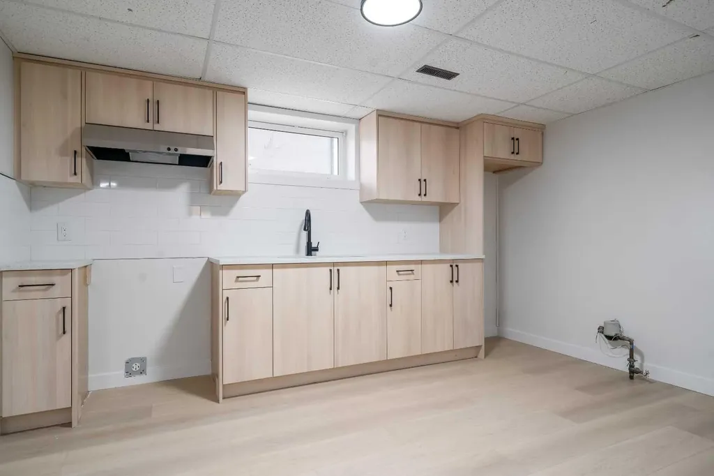 476 18 Street NE Medicine Hat AB T1C 1G1