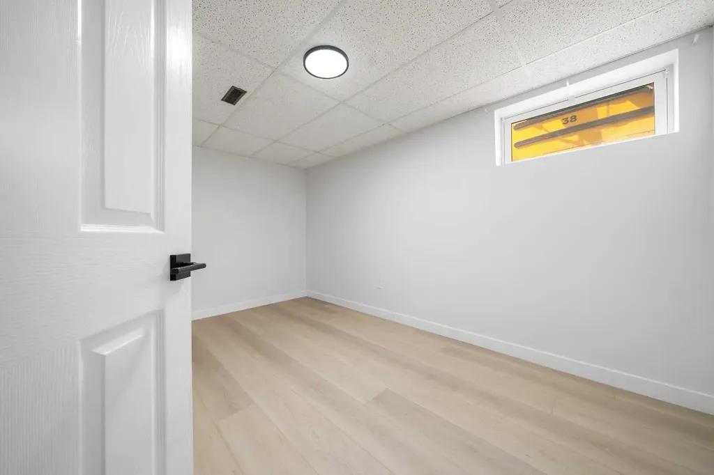 476 18 Street NE Medicine Hat AB T1C 1G1
