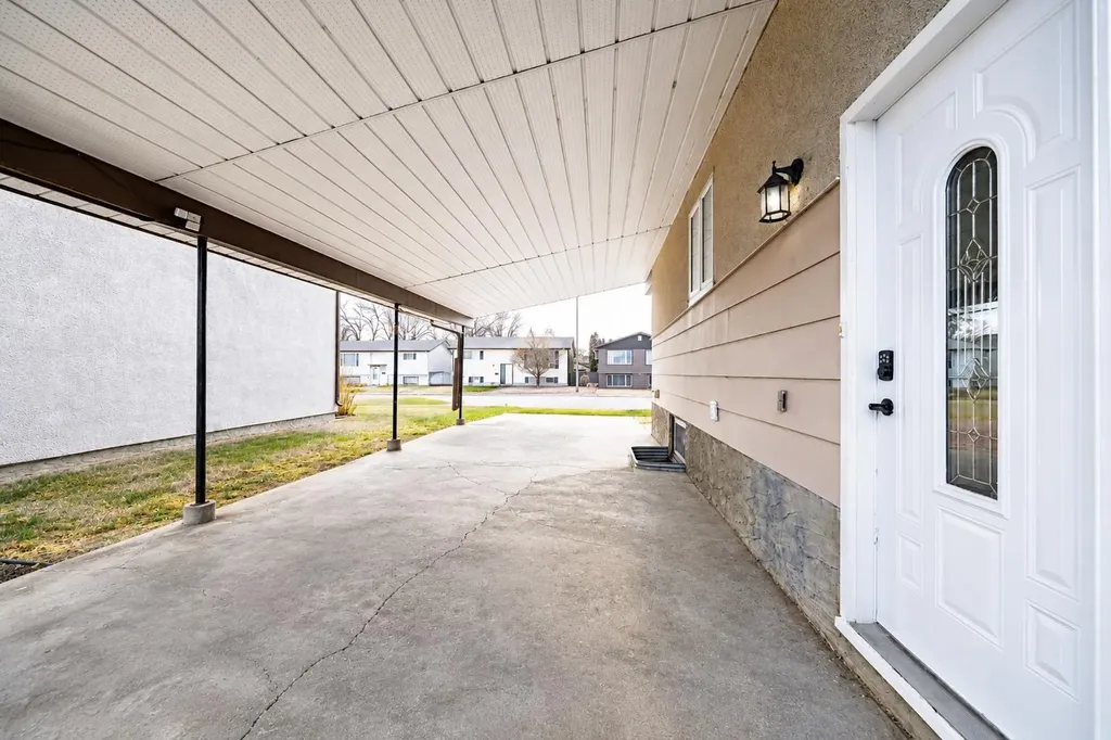 476 18 Street NE Medicine Hat AB T1C 1G1