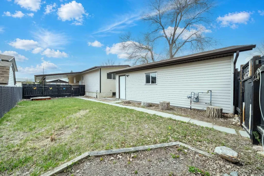 476 18 Street NE Medicine Hat AB T1C 1G1