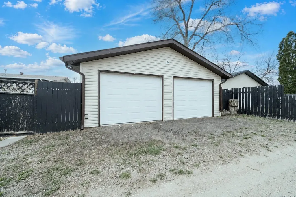 476 18 Street NE Medicine Hat AB T1C 1G1