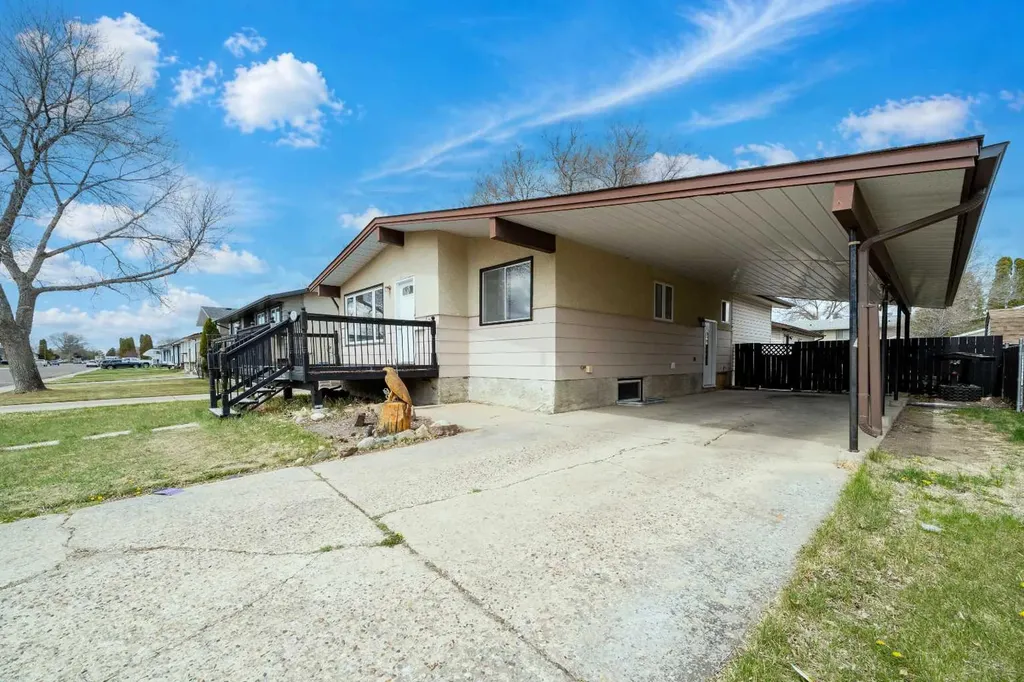 476 18 Street NE Medicine Hat AB T1C 1G1