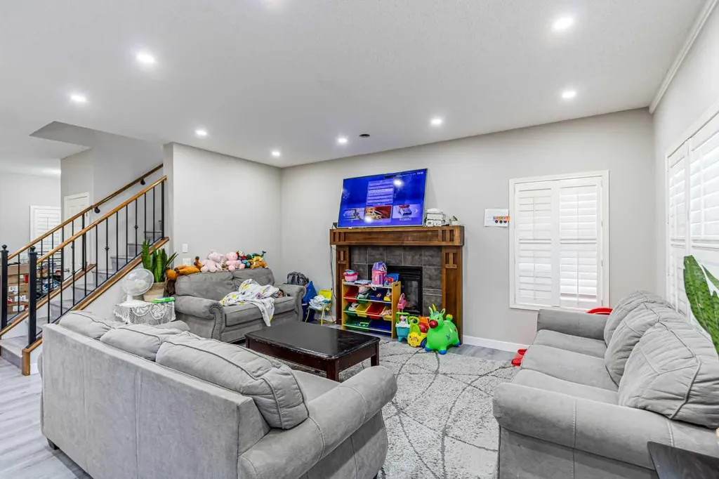 183 West Creek Landing Chestermere AB T1X 1R8