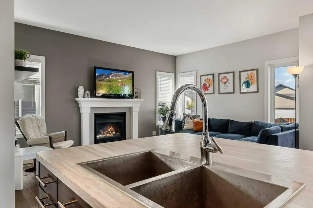 59 Reynolds Road Sylvan Lake AB T4S 0L8