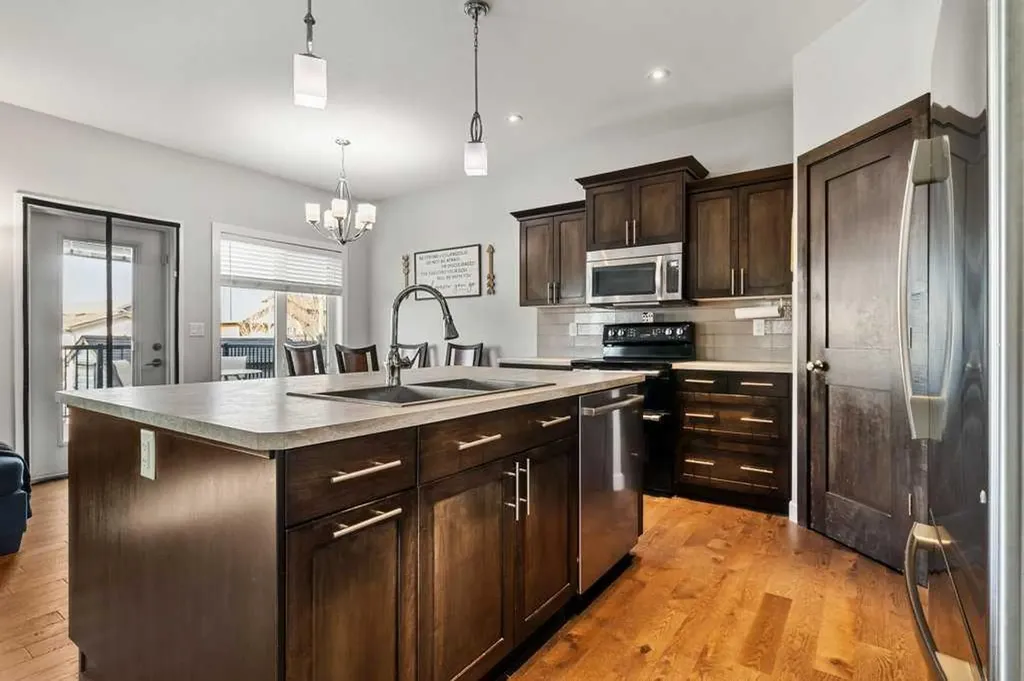59 Reynolds Road Sylvan Lake AB T4S 0L8