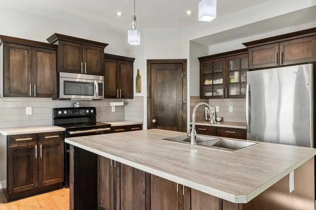 59 Reynolds Road Sylvan Lake AB T4S 0L8