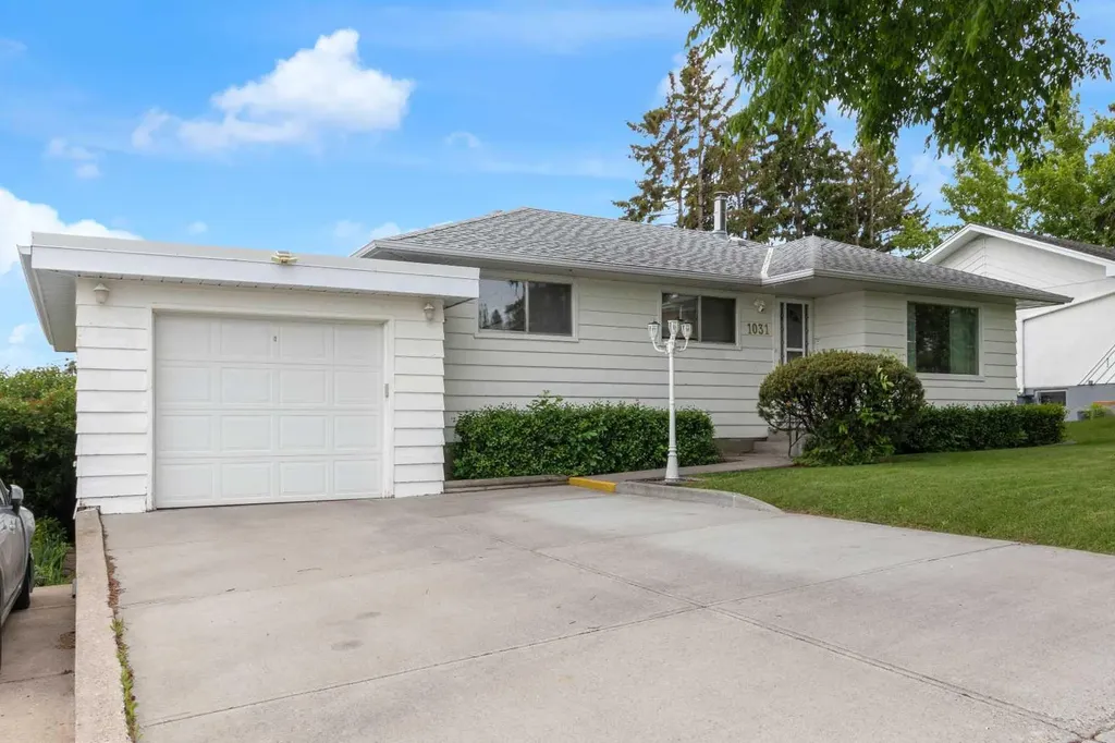 1031 Thorneycroft Drive NW Calgary AB T2K 3K7