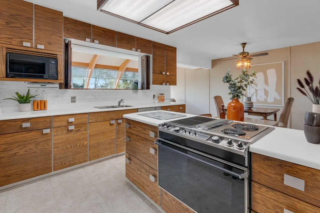 1031 Thorneycroft Drive NW Calgary AB T2K 3K7