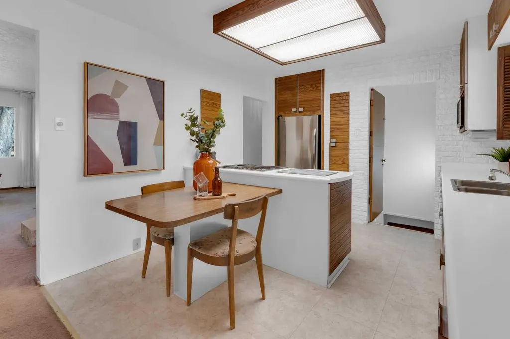 1031 Thorneycroft Drive NW Calgary AB T2K 3K7