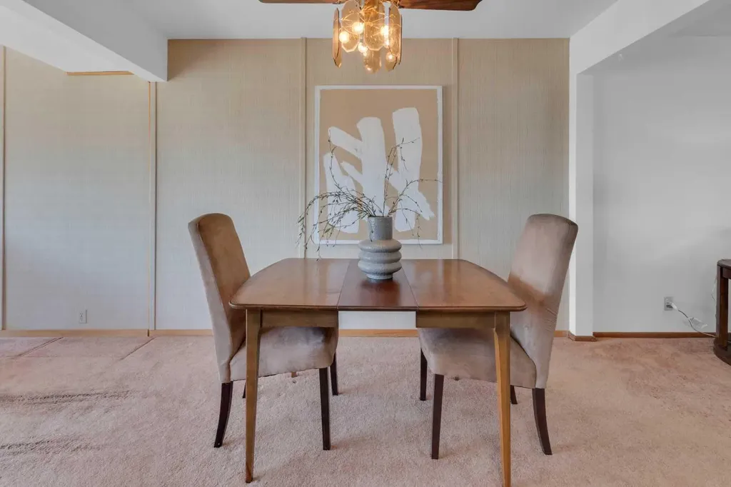 1031 Thorneycroft Drive NW Calgary AB T2K 3K7