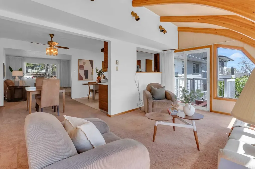 1031 Thorneycroft Drive NW Calgary AB T2K 3K7