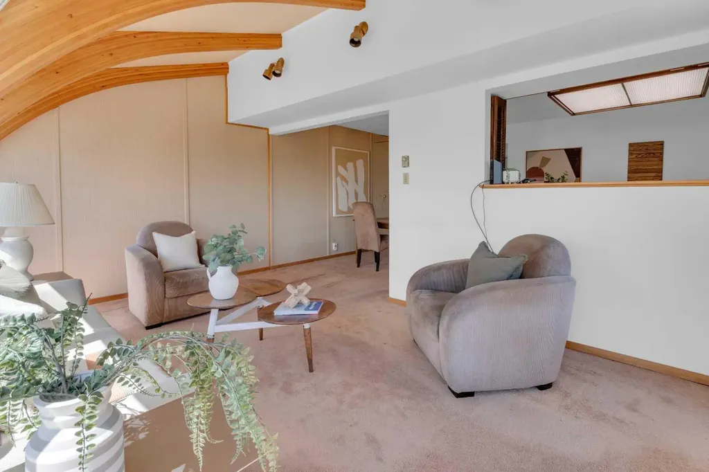 1031 Thorneycroft Drive NW Calgary AB T2K 3K7