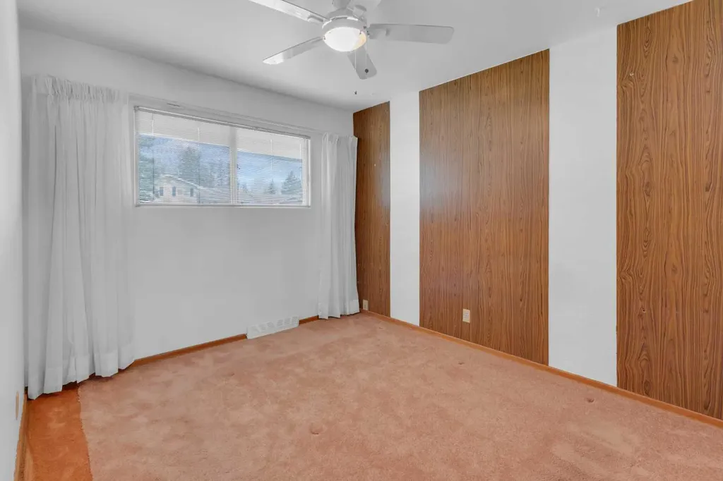 1031 Thorneycroft Drive NW Calgary AB T2K 3K7