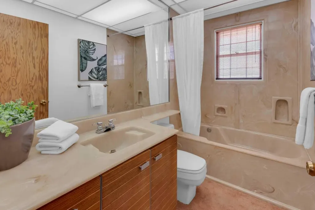 1031 Thorneycroft Drive NW Calgary AB T2K 3K7