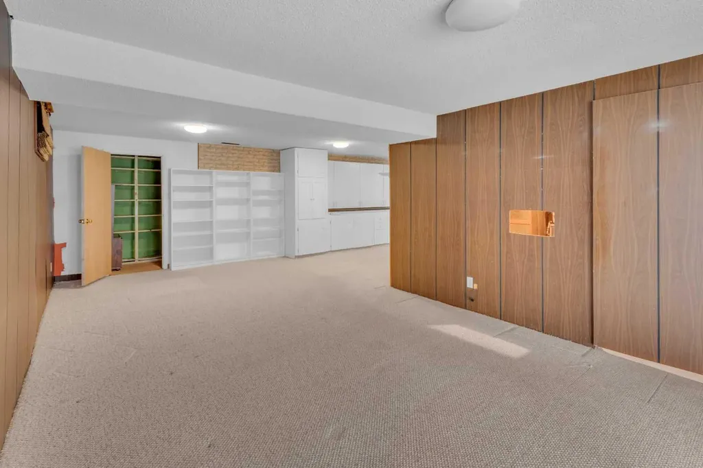1031 Thorneycroft Drive NW Calgary AB T2K 3K7