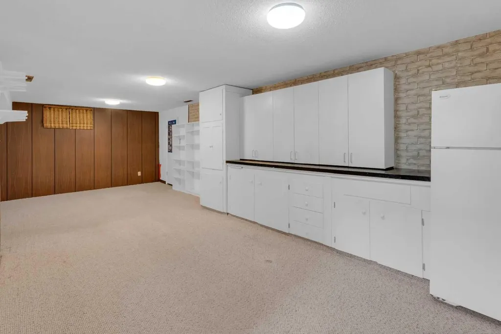 1031 Thorneycroft Drive NW Calgary AB T2K 3K7