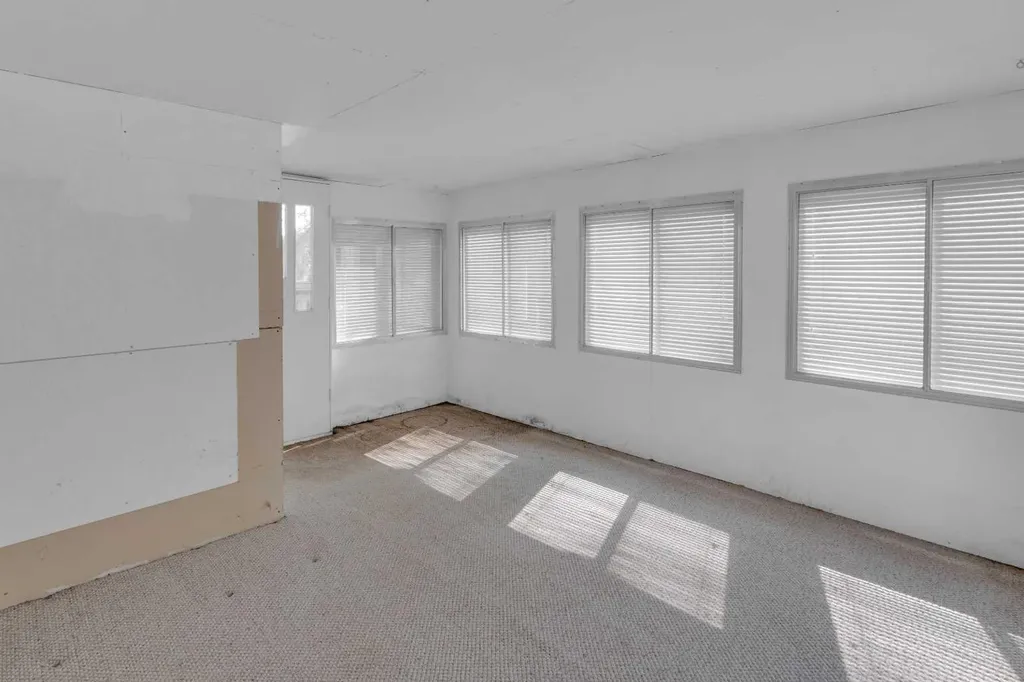 1031 Thorneycroft Drive NW Calgary AB T2K 3K7