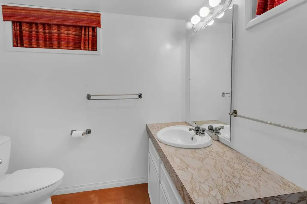 1031 Thorneycroft Drive NW Calgary AB T2K 3K7