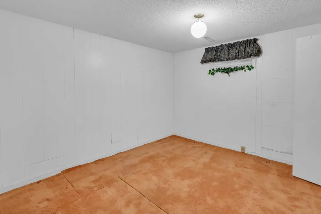 1031 Thorneycroft Drive NW Calgary AB T2K 3K7