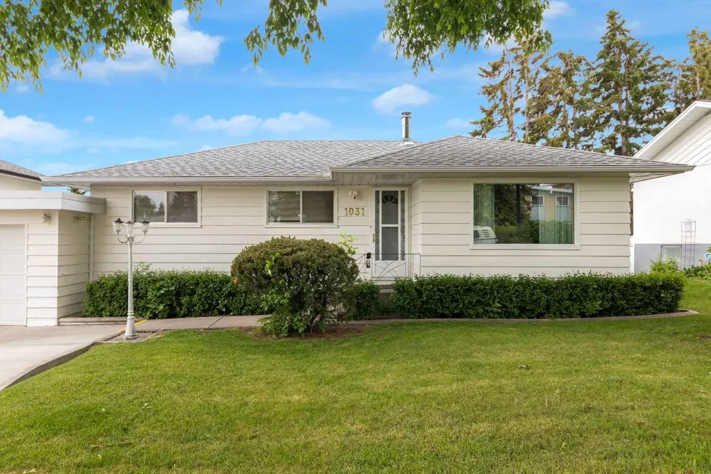 1031 Thorneycroft Drive NW Calgary AB T2K 3K7
