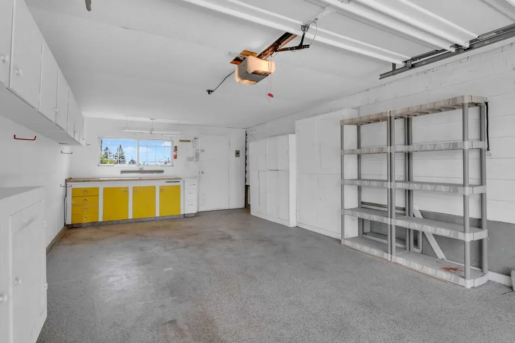 1031 Thorneycroft Drive NW Calgary AB T2K 3K7