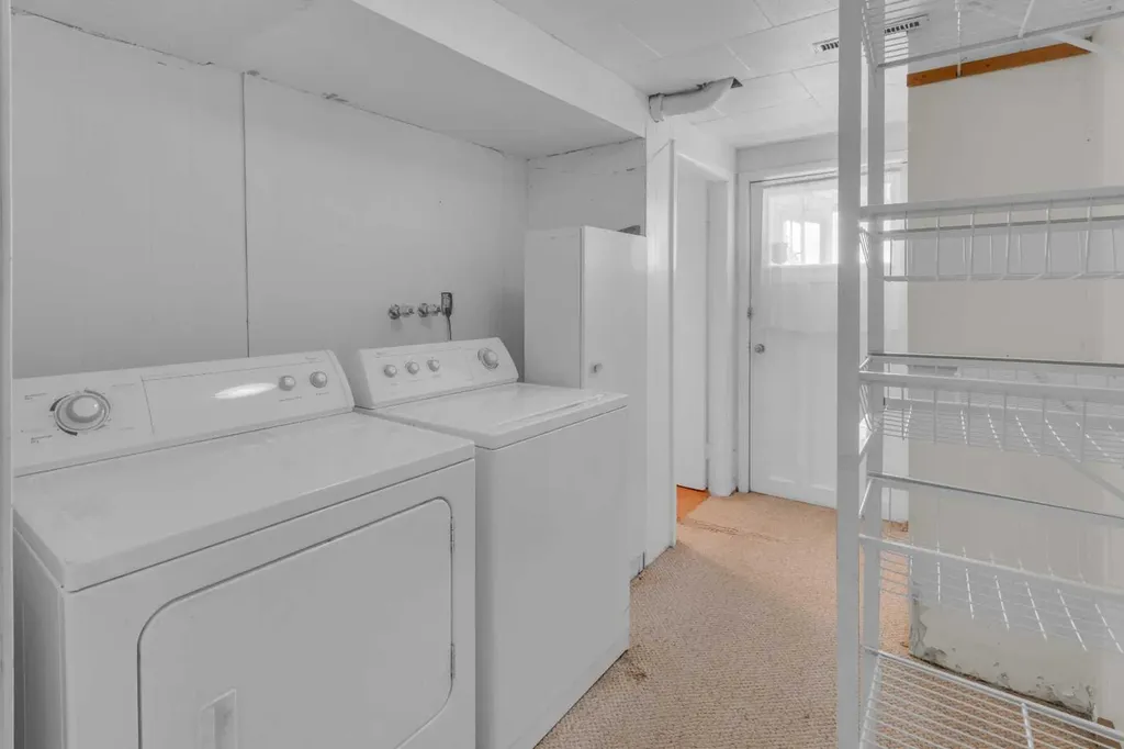 1031 Thorneycroft Drive NW Calgary AB T2K 3K7