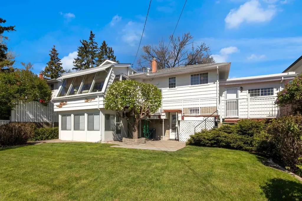 1031 Thorneycroft Drive NW Calgary AB T2K 3K7