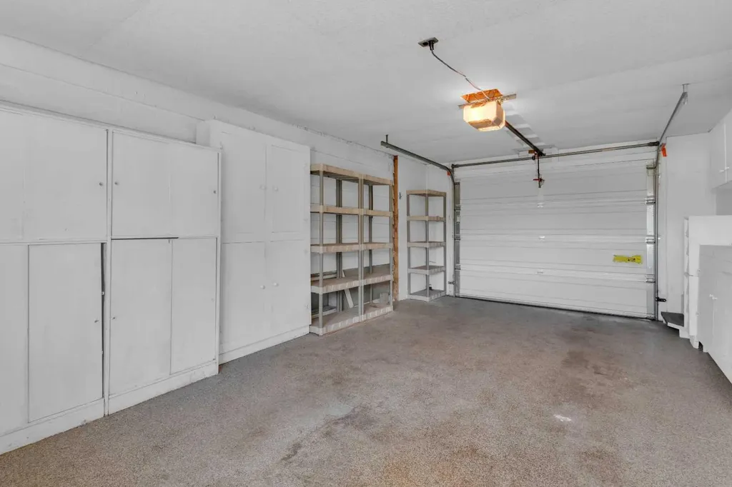 1031 Thorneycroft Drive NW Calgary AB T2K 3K7