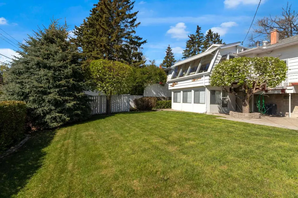 1031 Thorneycroft Drive NW Calgary AB T2K 3K7