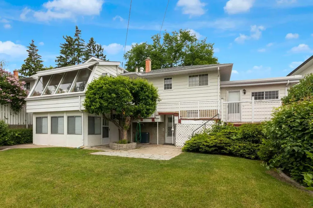 1031 Thorneycroft Drive NW Calgary AB T2K 3K7