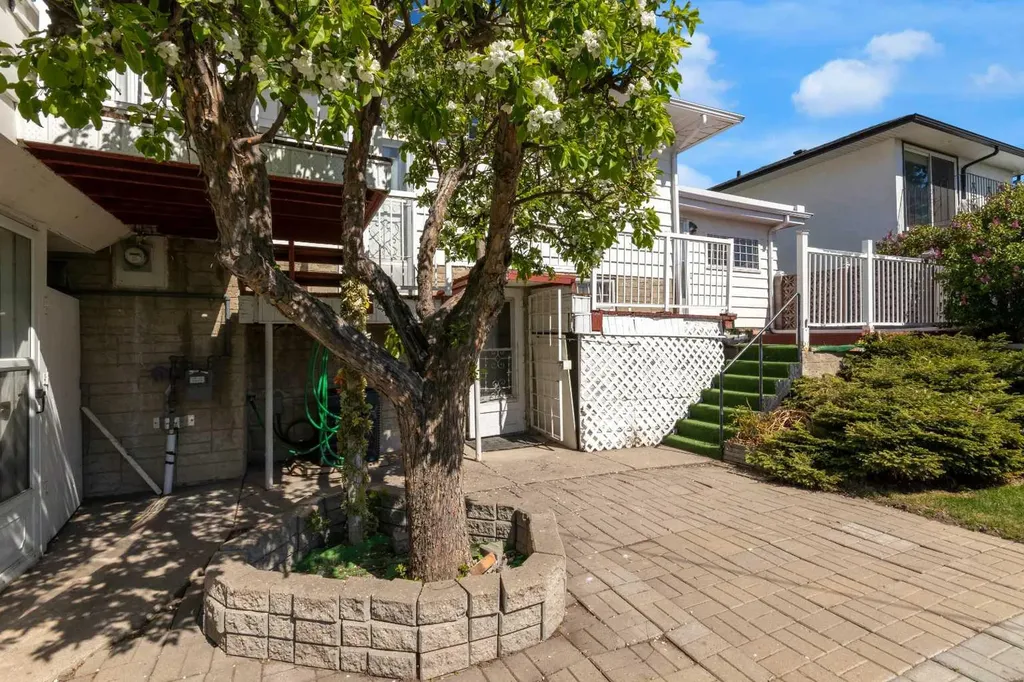 1031 Thorneycroft Drive NW Calgary AB T2K 3K7