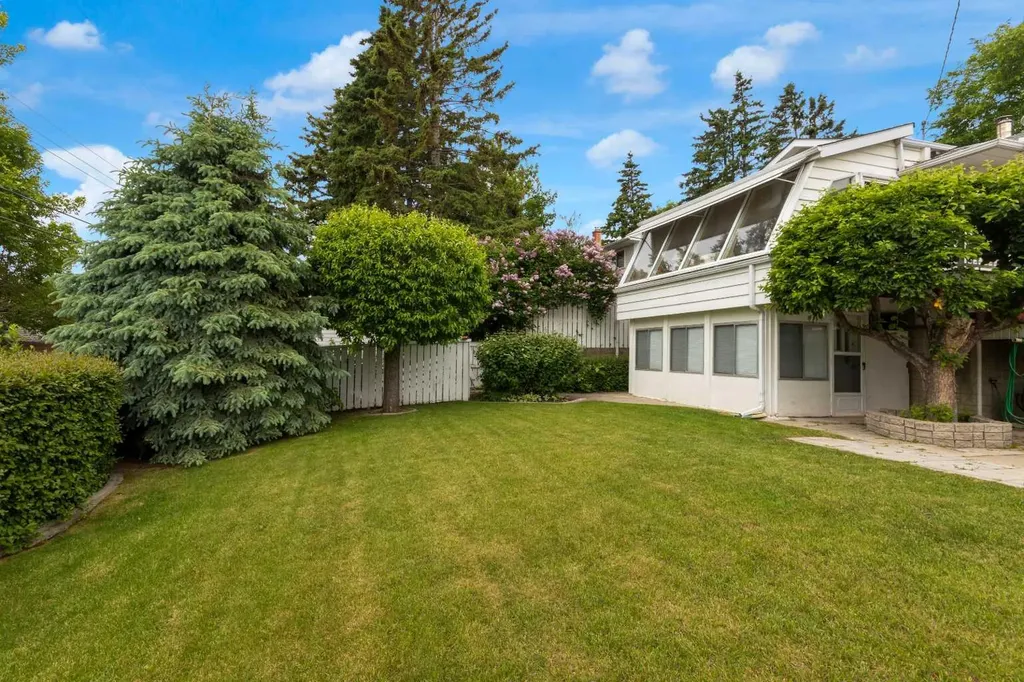 1031 Thorneycroft Drive NW Calgary AB T2K 3K7