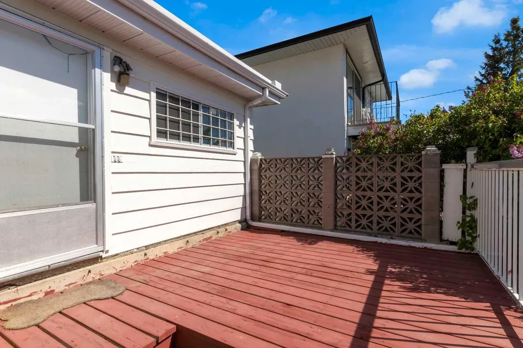 1031 Thorneycroft Drive NW Calgary AB T2K 3K7