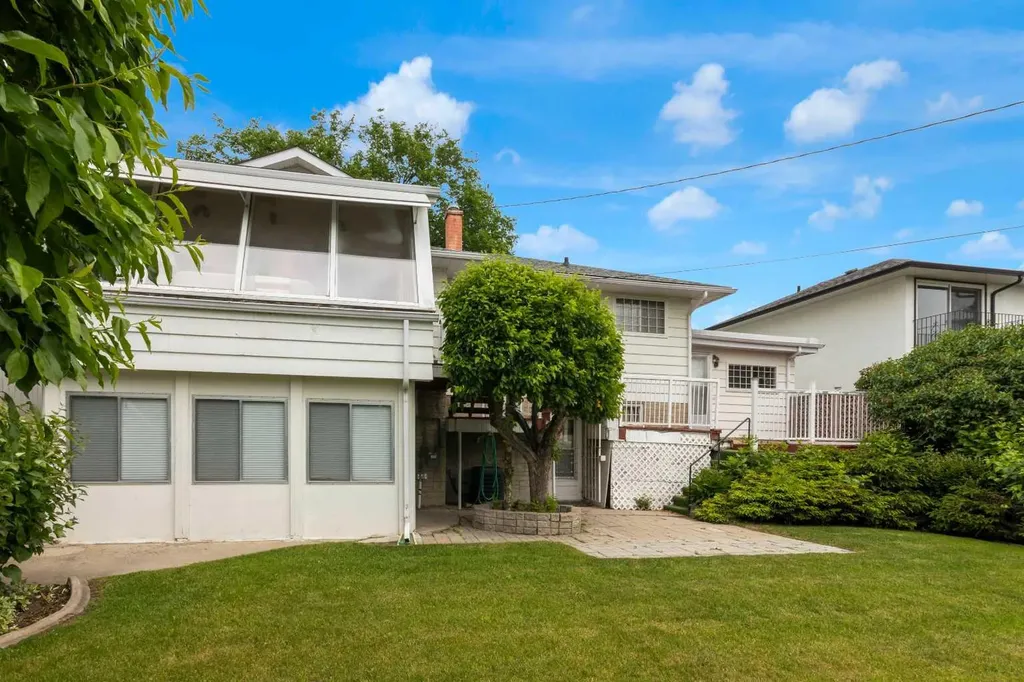 1031 Thorneycroft Drive NW Calgary AB T2K 3K7